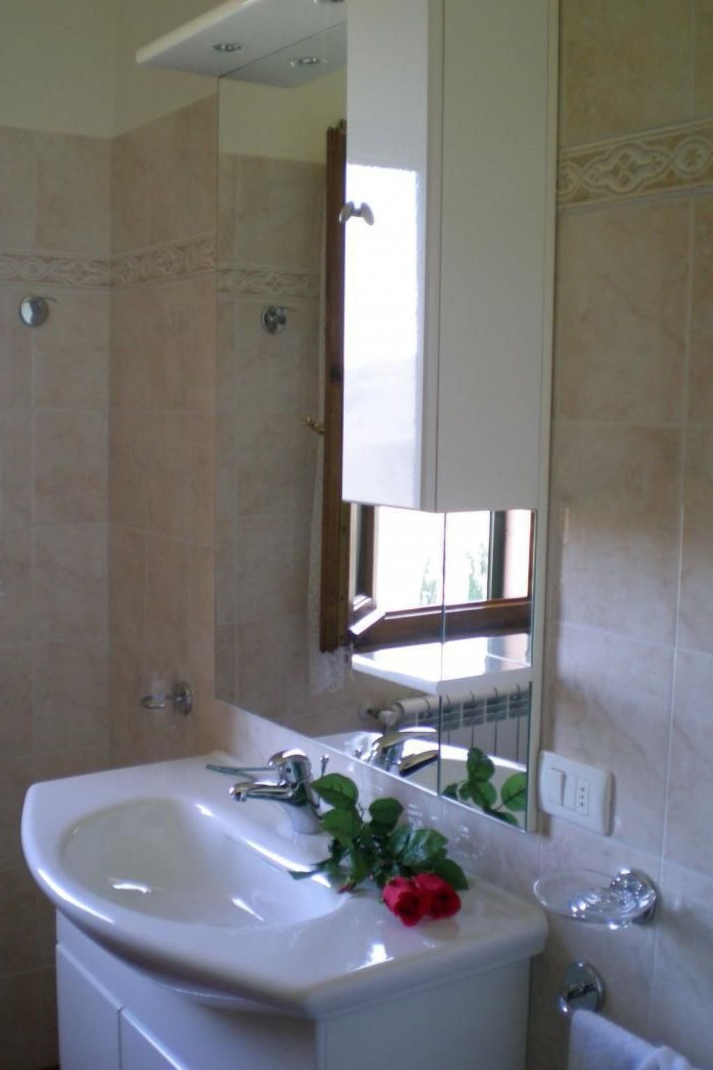 Mit möbliertem Balkon-Drinnen