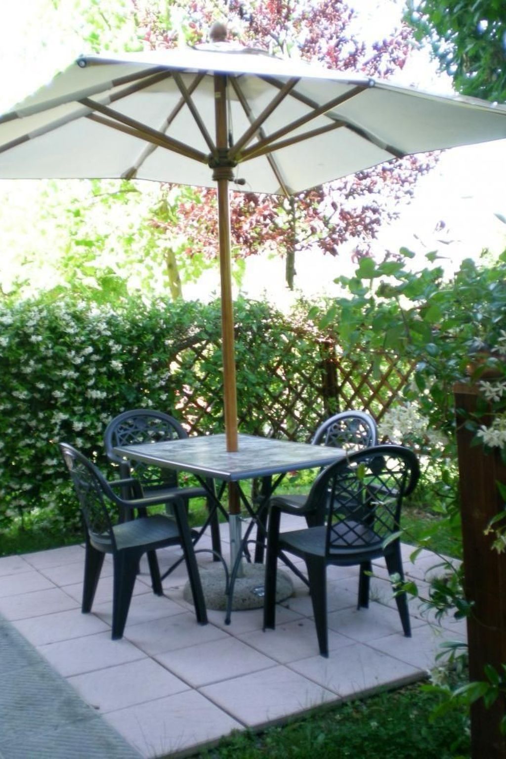 Mit möbliertem Balkon-Drinnen