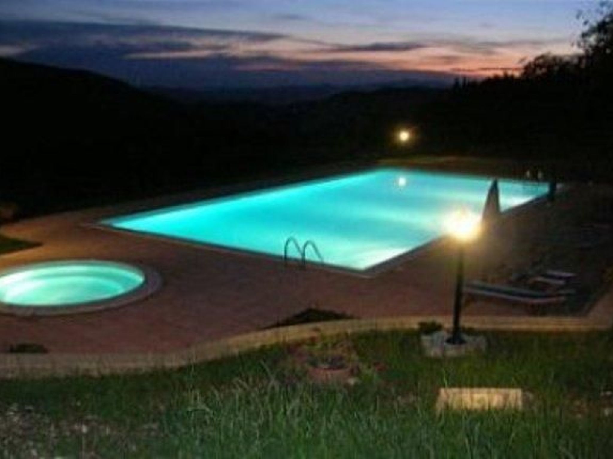 Mit möbliertem Balkon-Drinnen