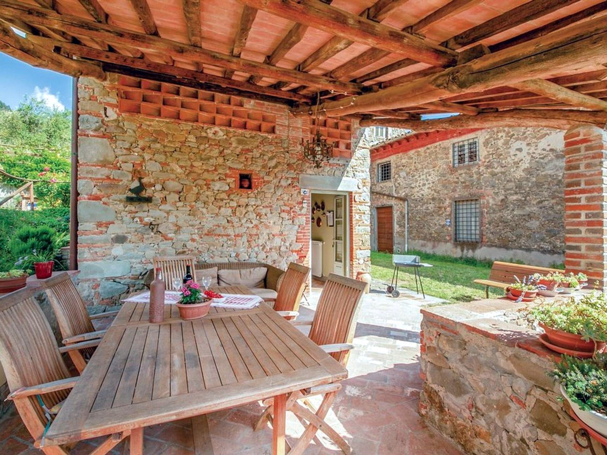 Haus mit Garten, Terrasse, in den Hügeln von Lucca-Drinnen