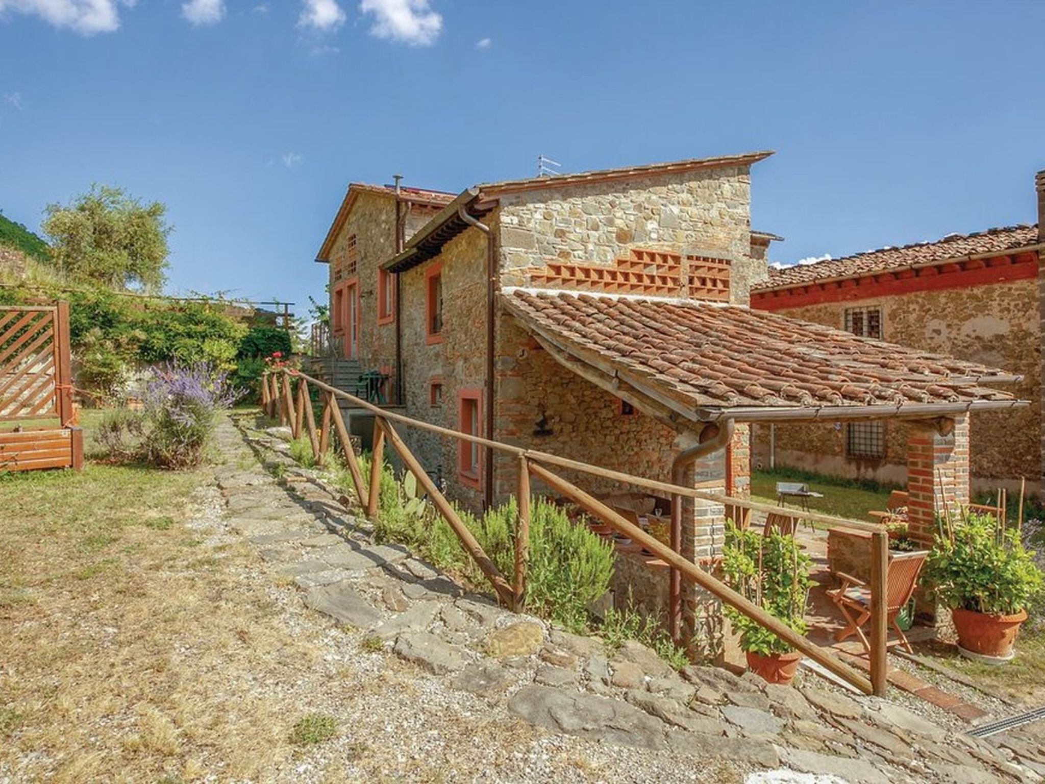 Haus mit Garten, Terrasse, in den Hügeln von Lucca-Drinnen