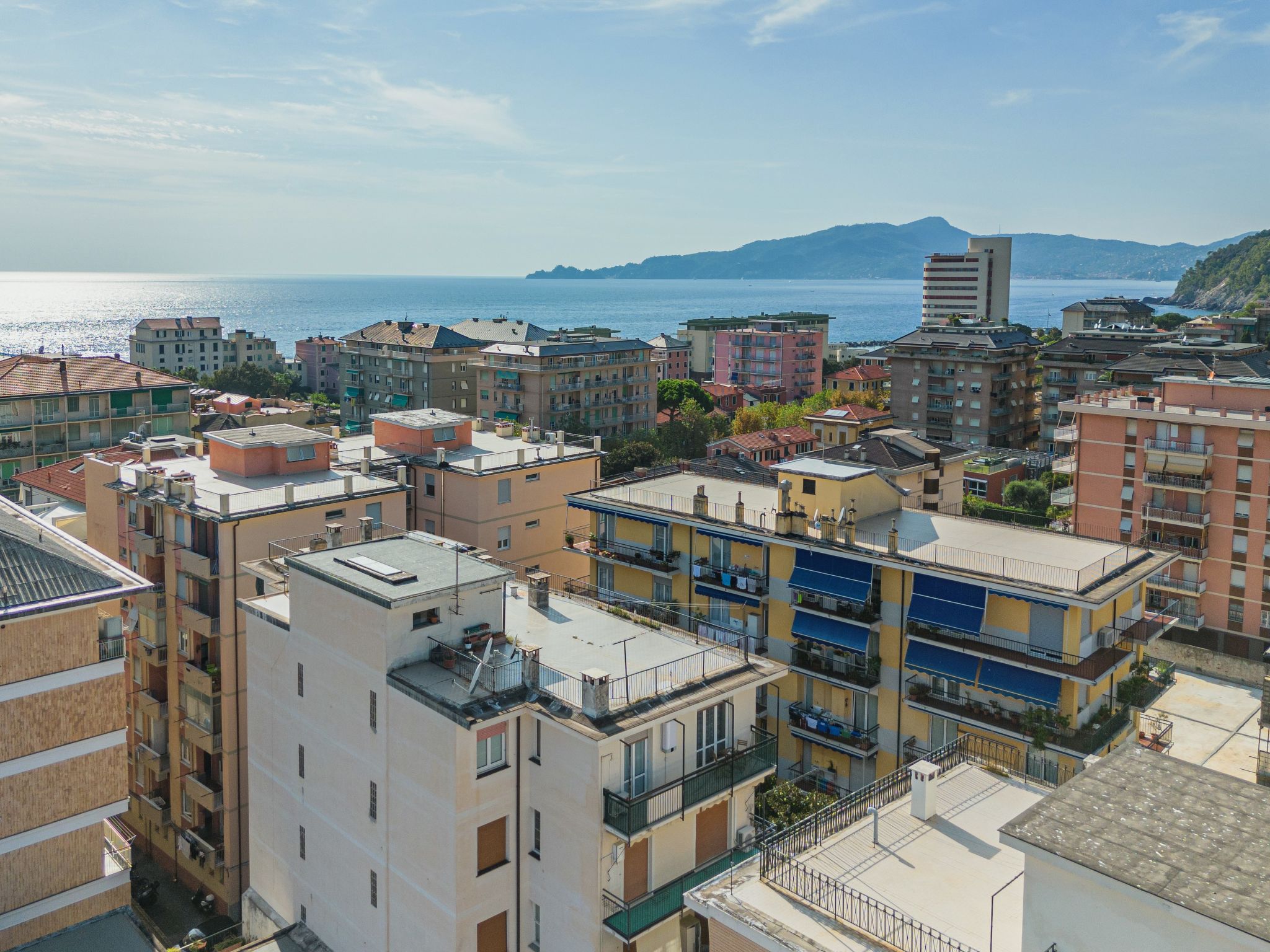 "Enrico", appartement 3-kamers 65 m2 op de 6e verdieping. Volledig gerenoveerd in 2023, doelmatig en modern ingericht: hal. Woon-/eetkamer met 1 2-pers divanbed, TV en air-conditioning. Uitgang naar h..