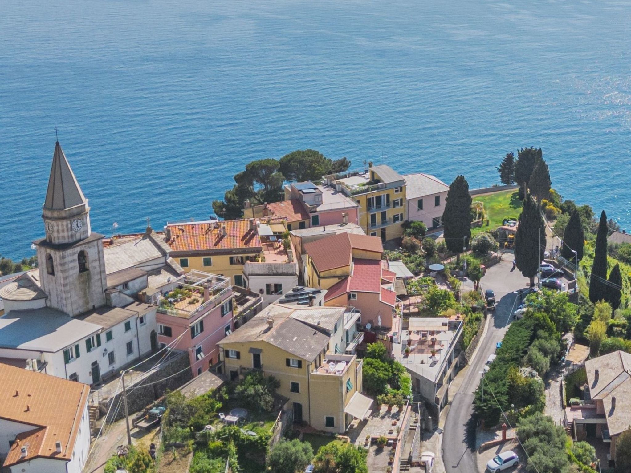 "Solo Mare", 3-Zimmer-Wohnung 80 m2 im 3. Stock. Zweckmässig eingerichtet: Wohn-/Esszimmer mit TV. 1 Zimmer mit 2 Betten. 1 Doppelzimmer. Ausgang zum Balkon. Kochnische (Geschirrspüler, 3 Induktions..