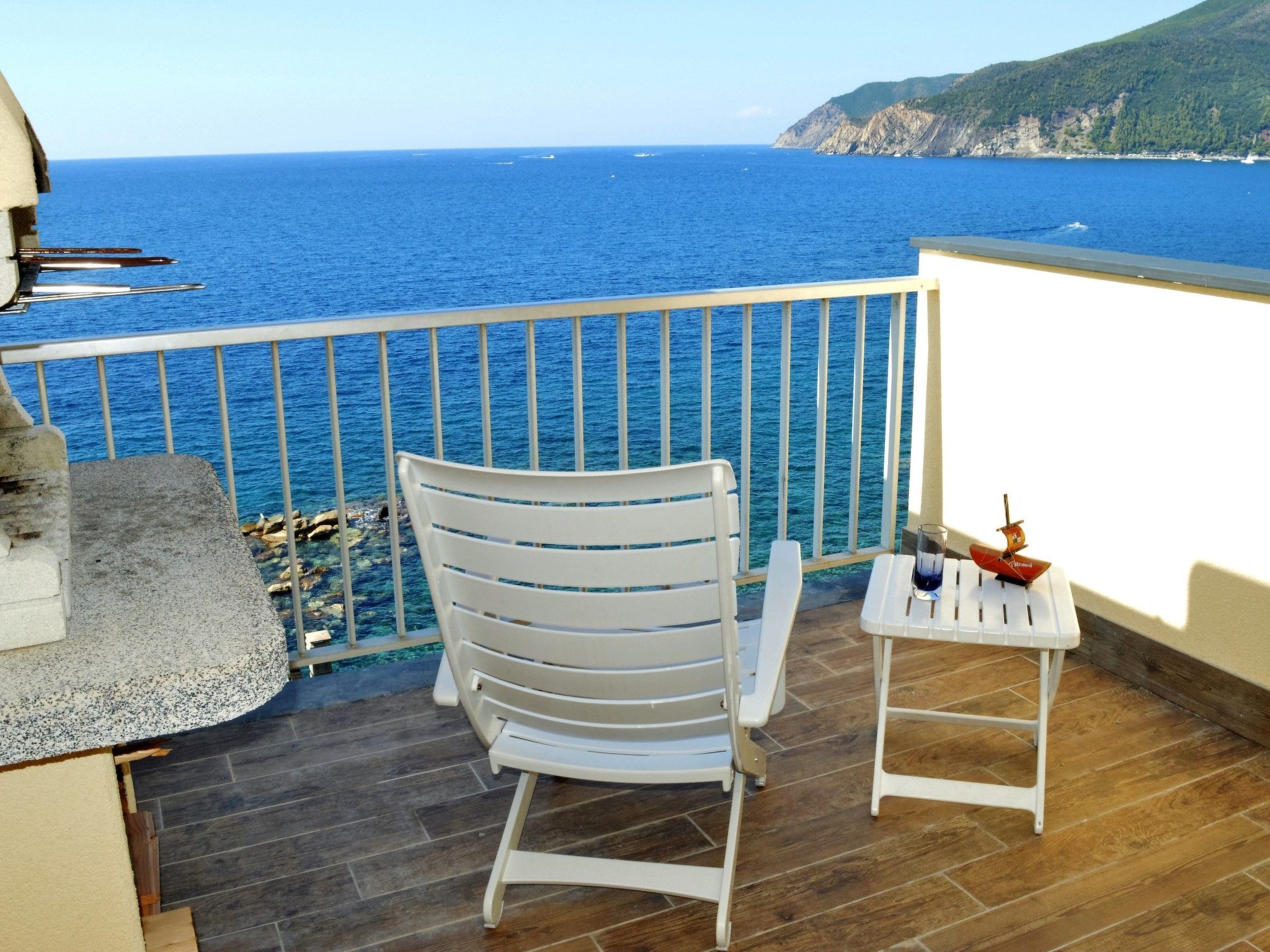 Charmantes Appartement in Moneglia mit Großer Terrasse-Buiten