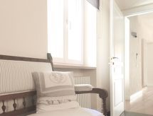 Penthouse mit Garten und privater Terrasse in Villa