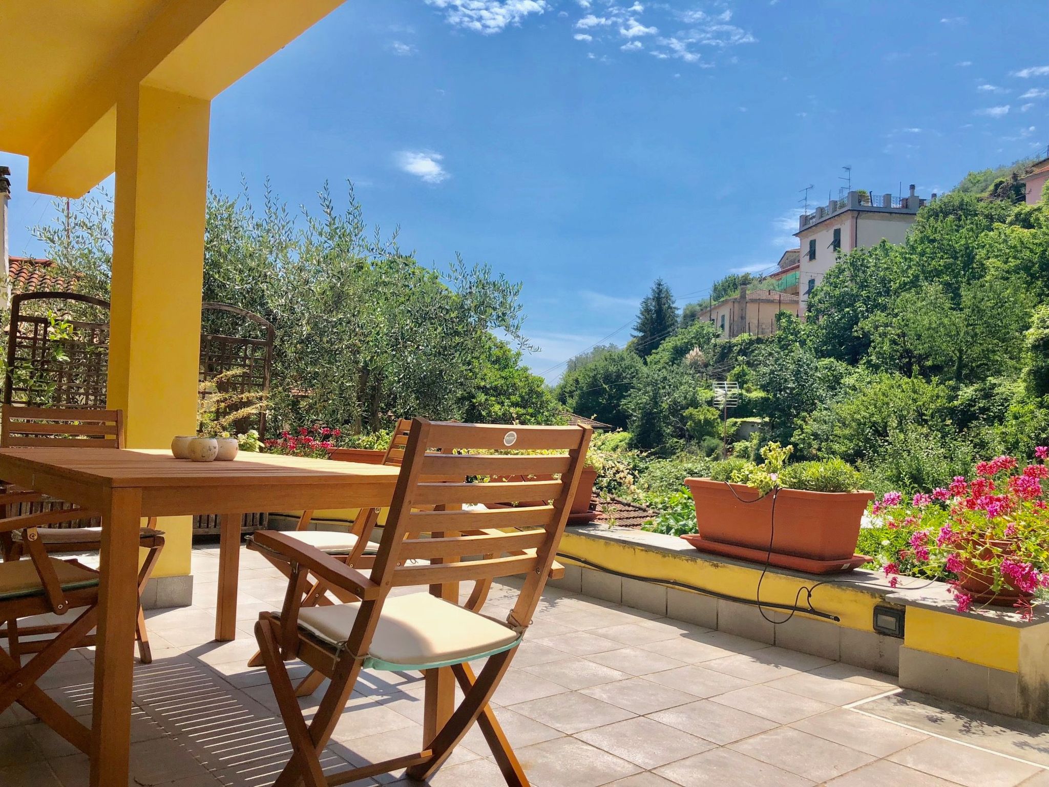 Wohnung mit großer privater Terrasse im Grünen