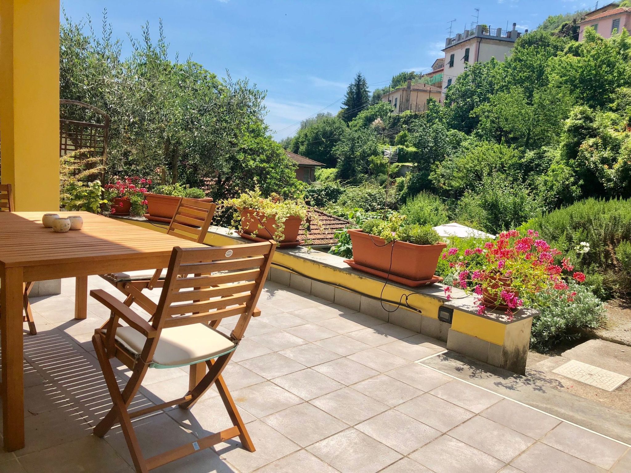 Wohnung mit großer privater Terrasse im Grünen