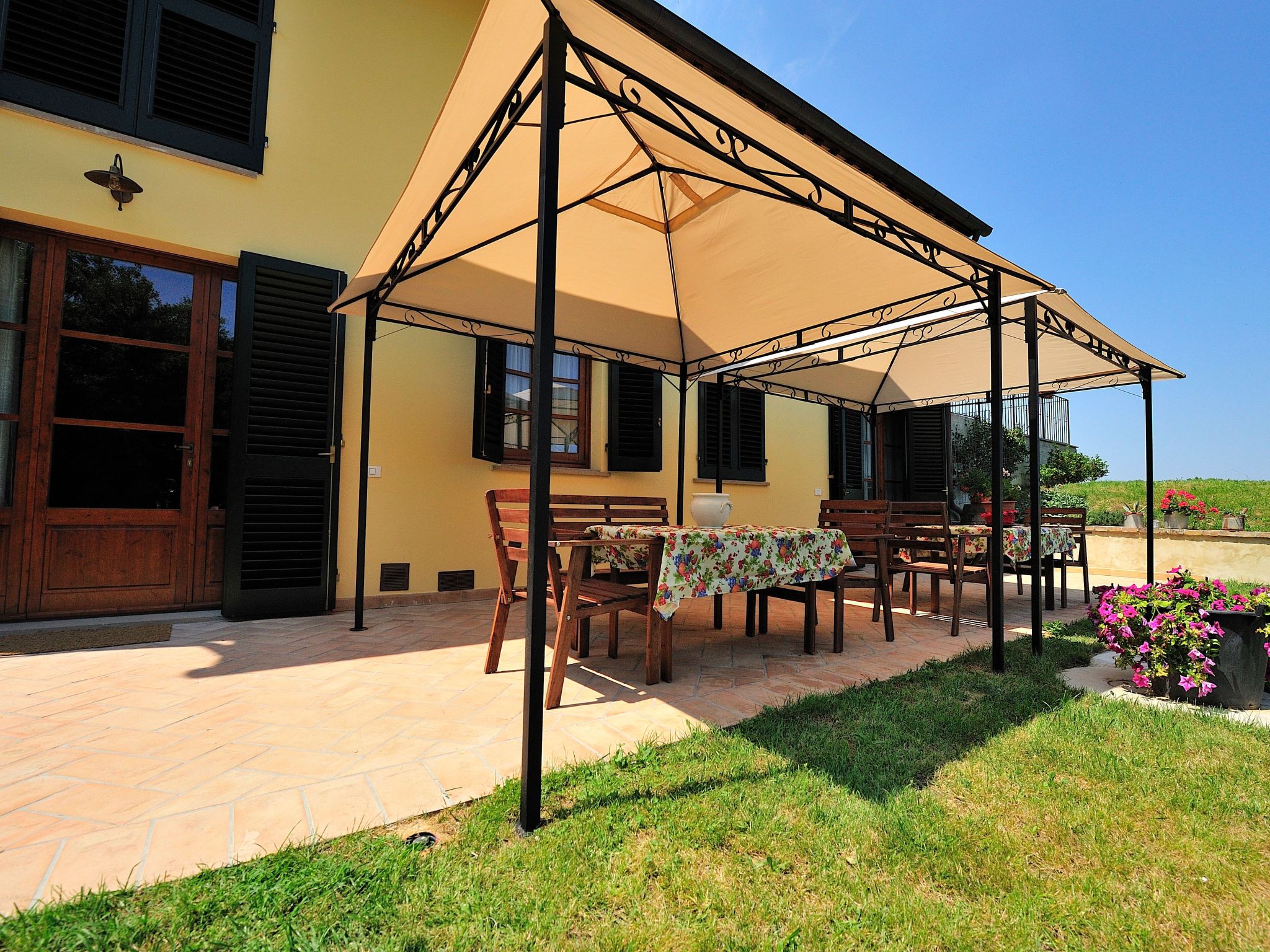 The flat is located in the Tuscan countryside with a splendid view of the vineyards and the medieval village of Certaldo Alto. The flat is in a structure with only 3 flats. The structure is surrounded..