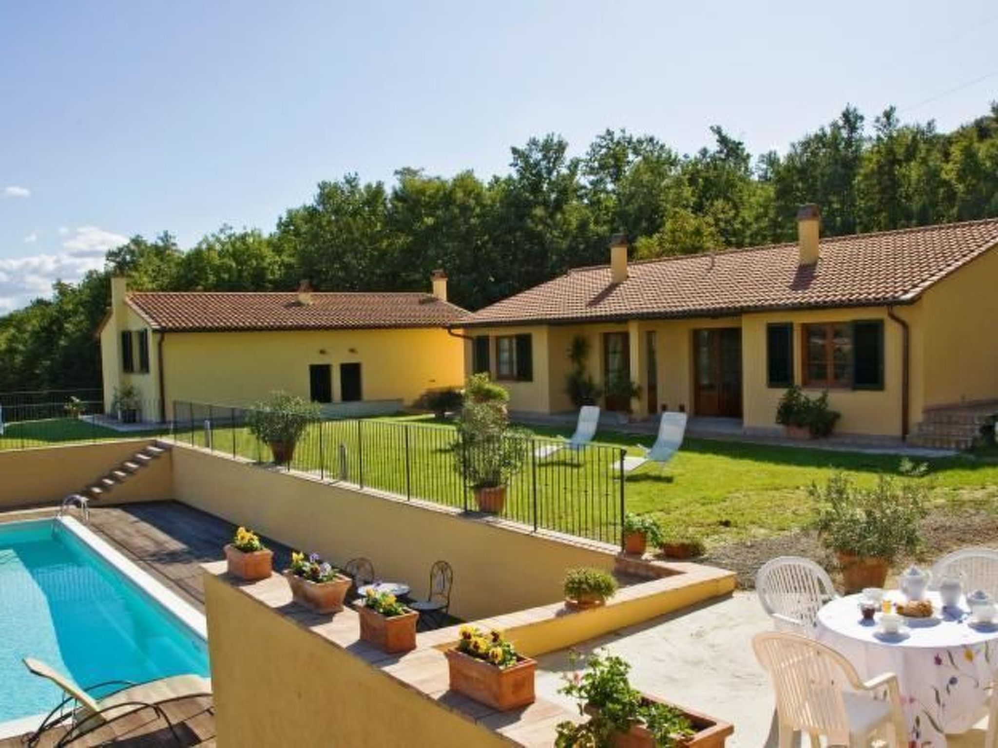 Discover your own piece of paradise in Tuscany at this cosy flat in Gambassi Terme, optimal for up to 6 guests. Surrounded by the characteristic Tuscan landscape, this residence is the ideal choice fo..