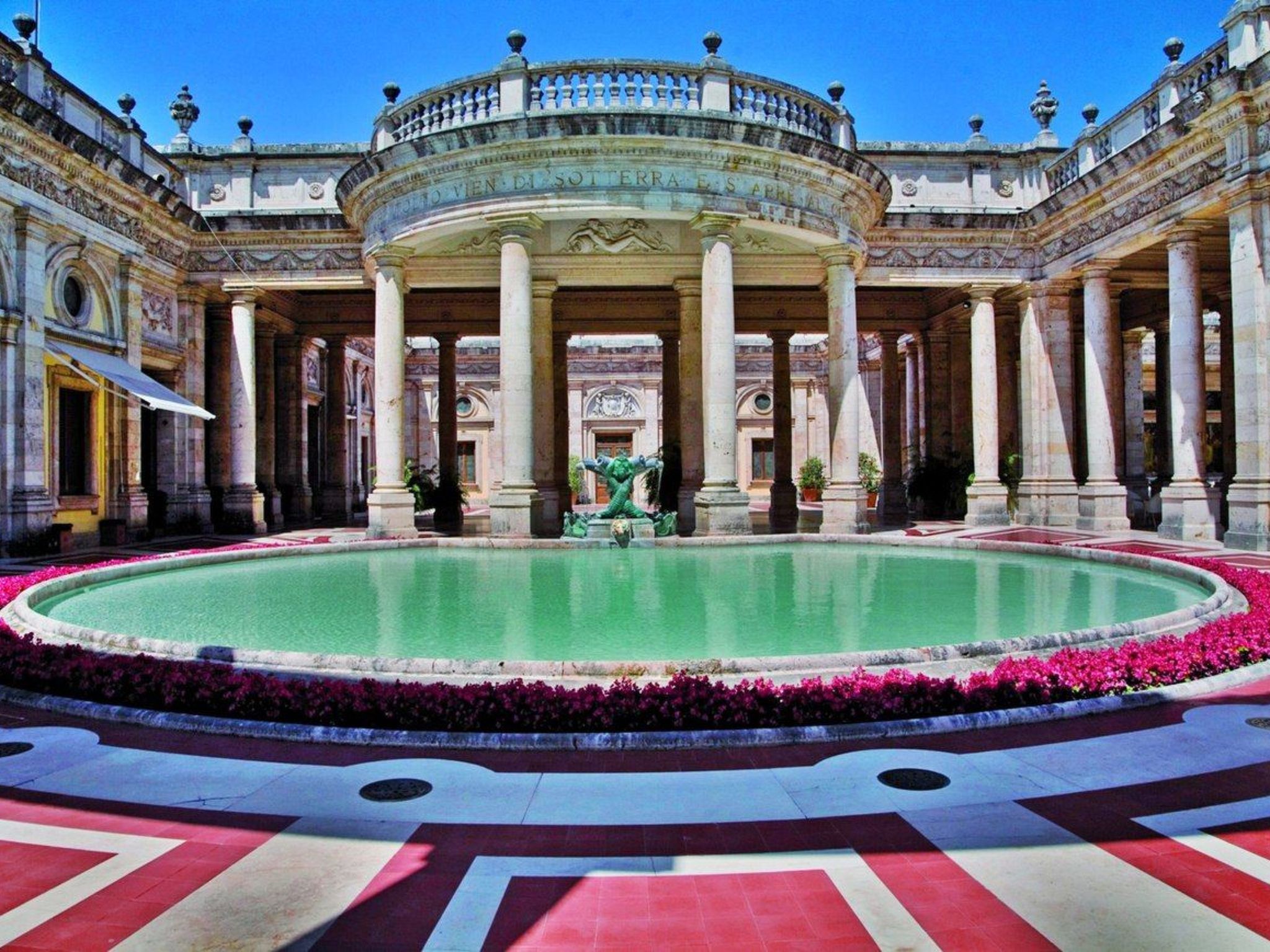 Anwesen mit Gemeinschaftspool-Binnen