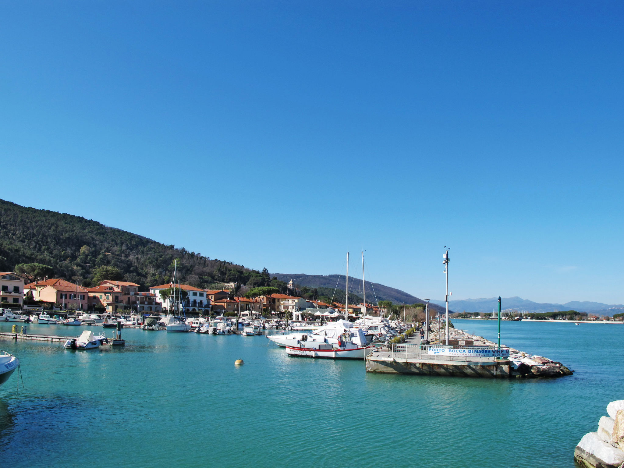 Zypressen, ein Haus im Wald an der ligurischen Riviera - Omgeving