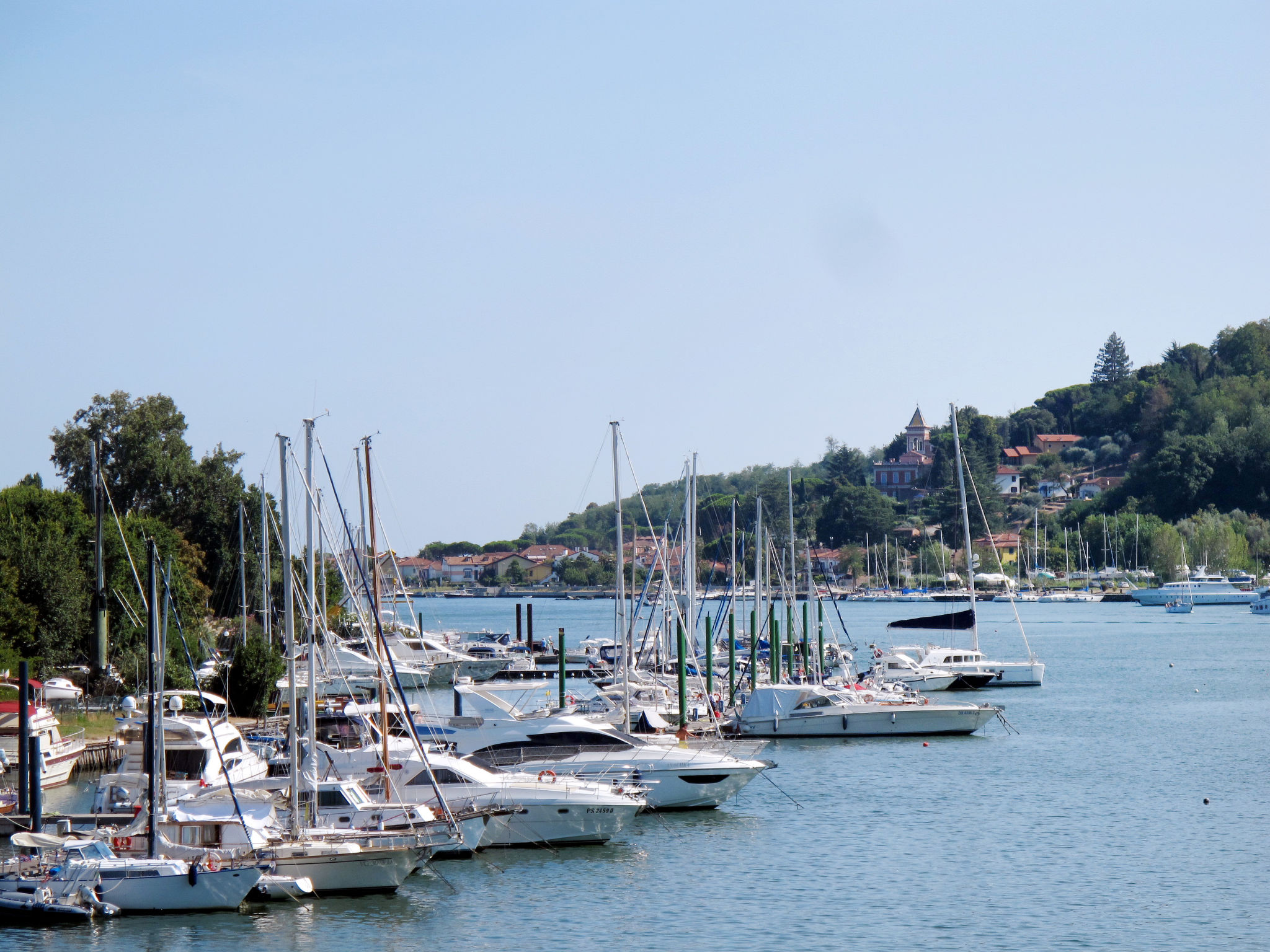 Zypressen, ein Haus im Wald an der ligurischen Riviera - Omgeving