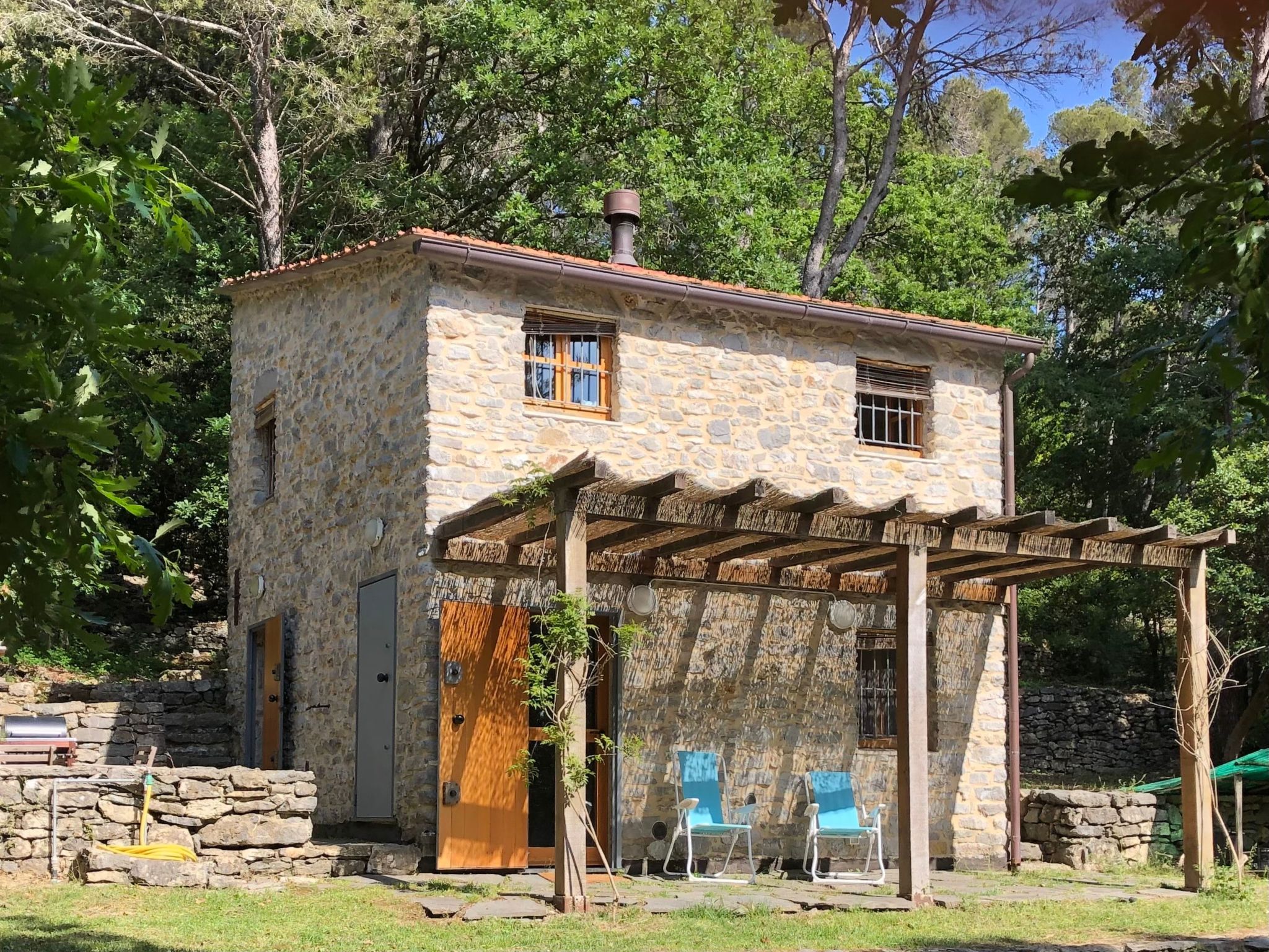 Zypressen, ein Haus im Wald an der ligurischen Riviera