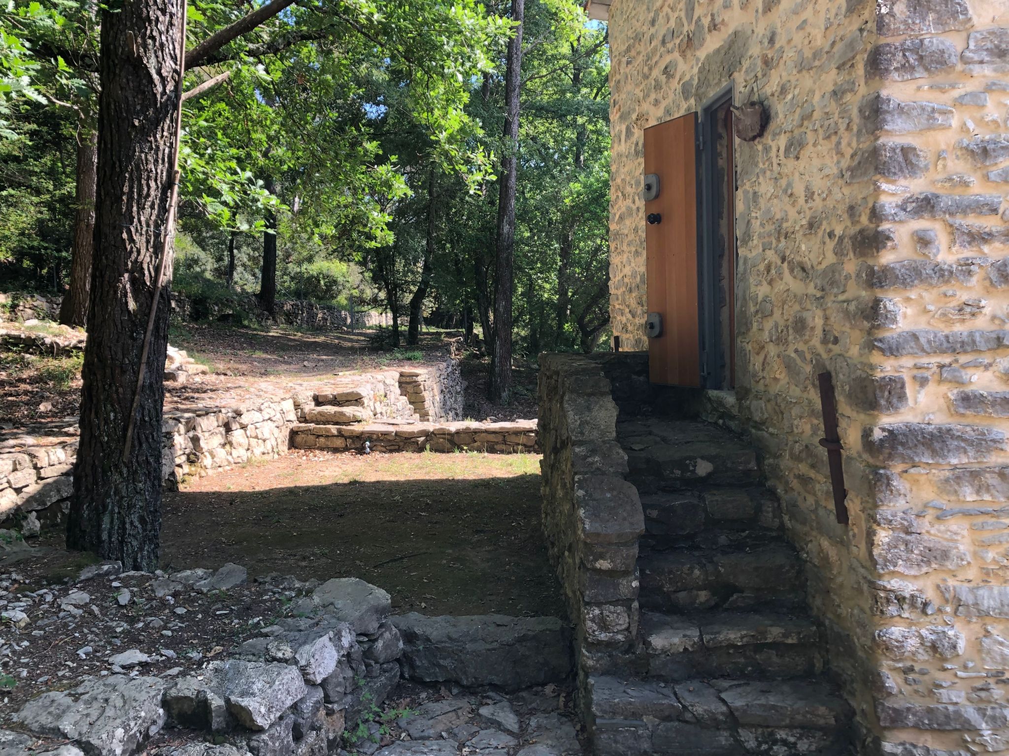 Zypressen, ein Haus im Wald an der ligurischen Riviera - Buiten