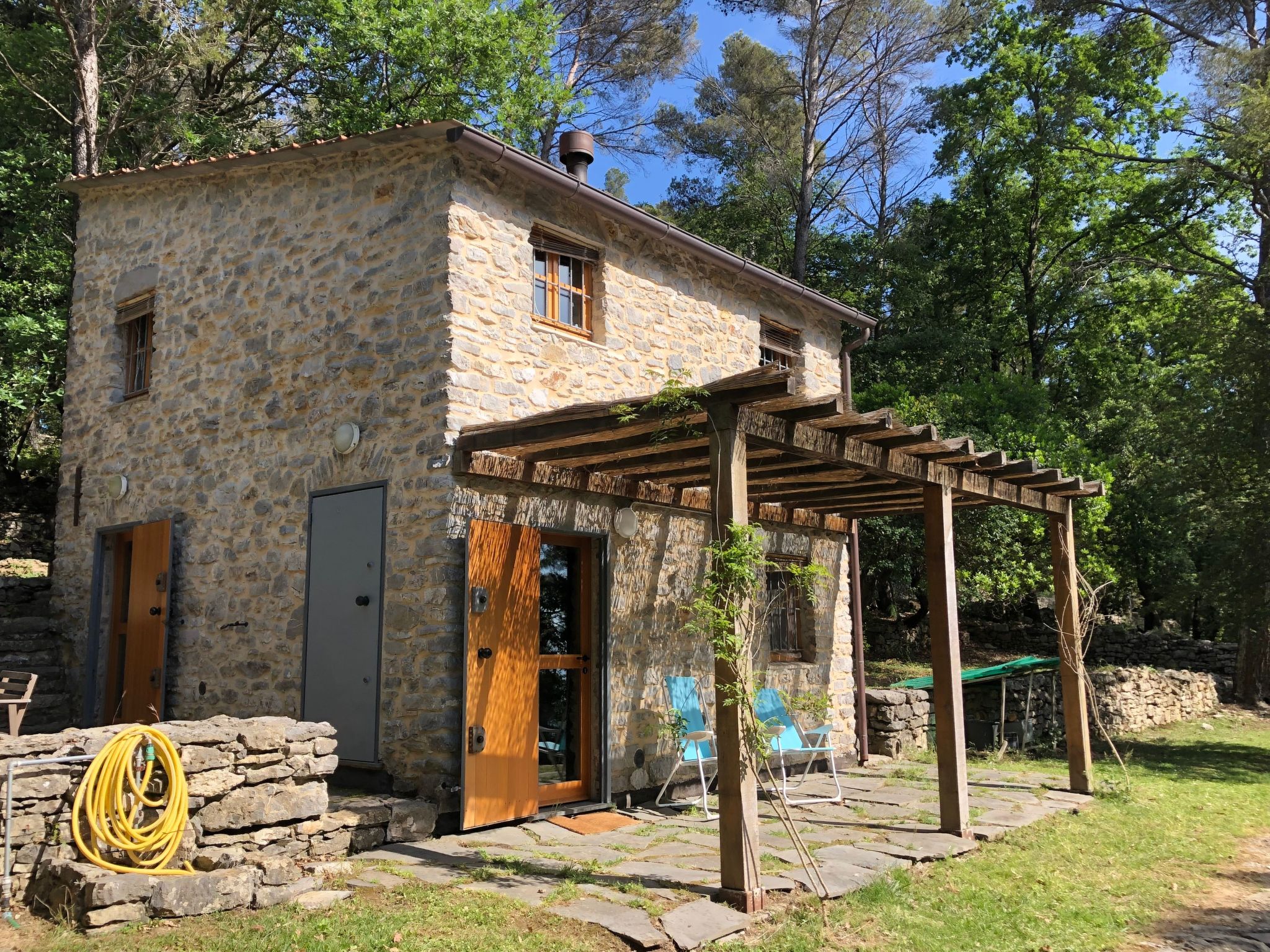 Zypressen, ein Haus im Wald an der ligurischen Riviera - Buiten