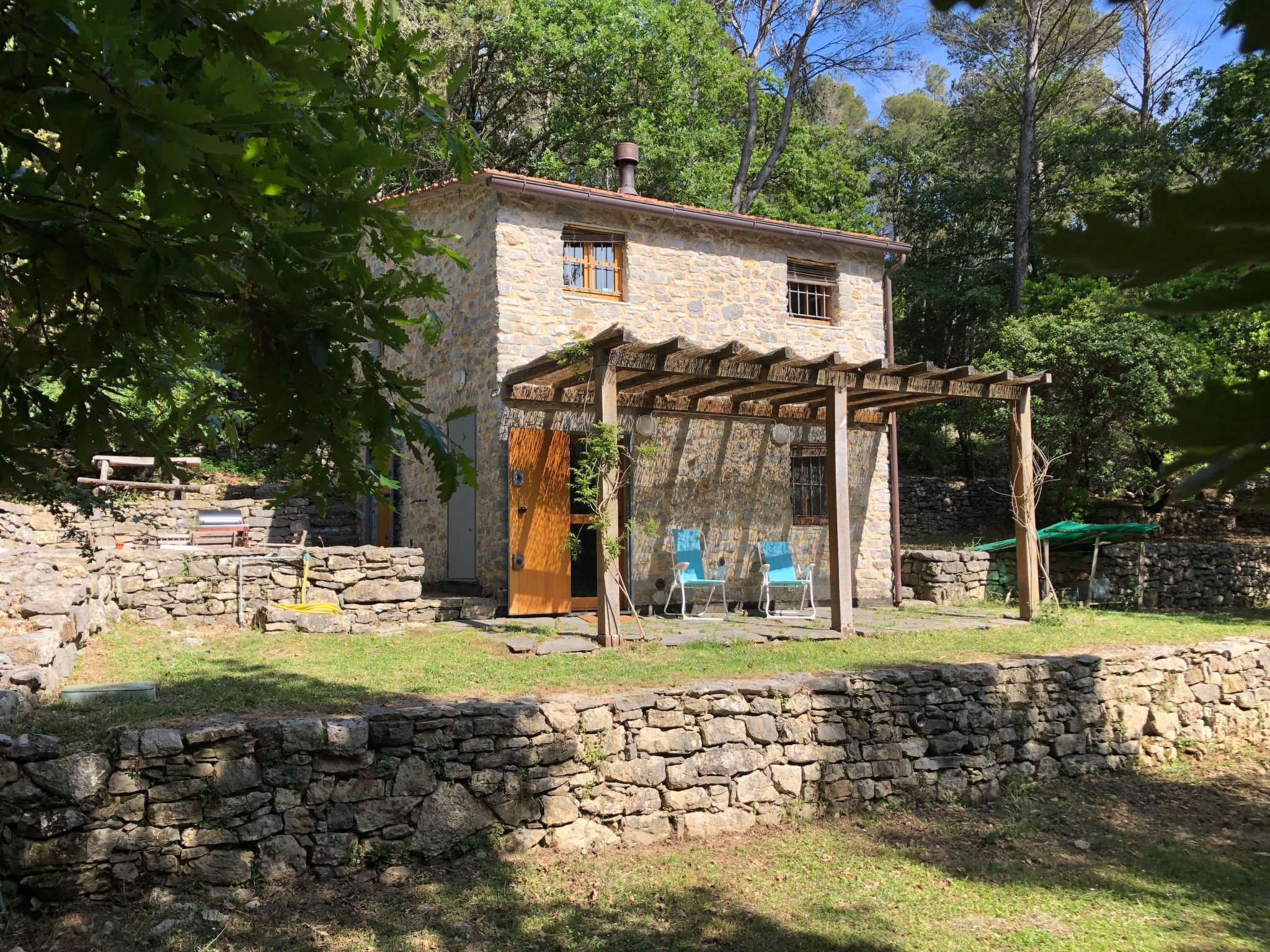 Zypressen, ein Haus im Wald an der ligurischen Riviera - Buiten