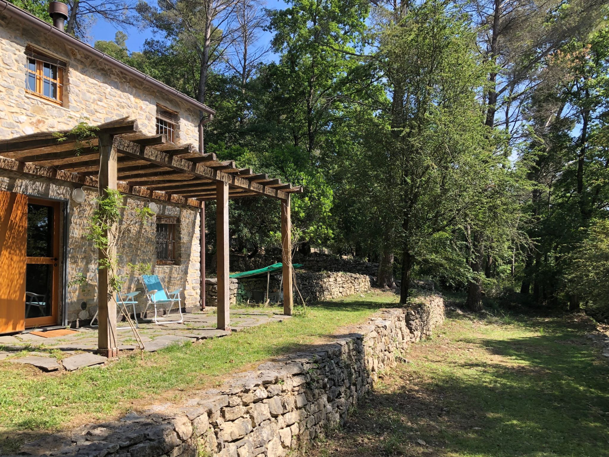 Zypressen, ein Haus im Wald an der ligurischen Riviera - Buiten