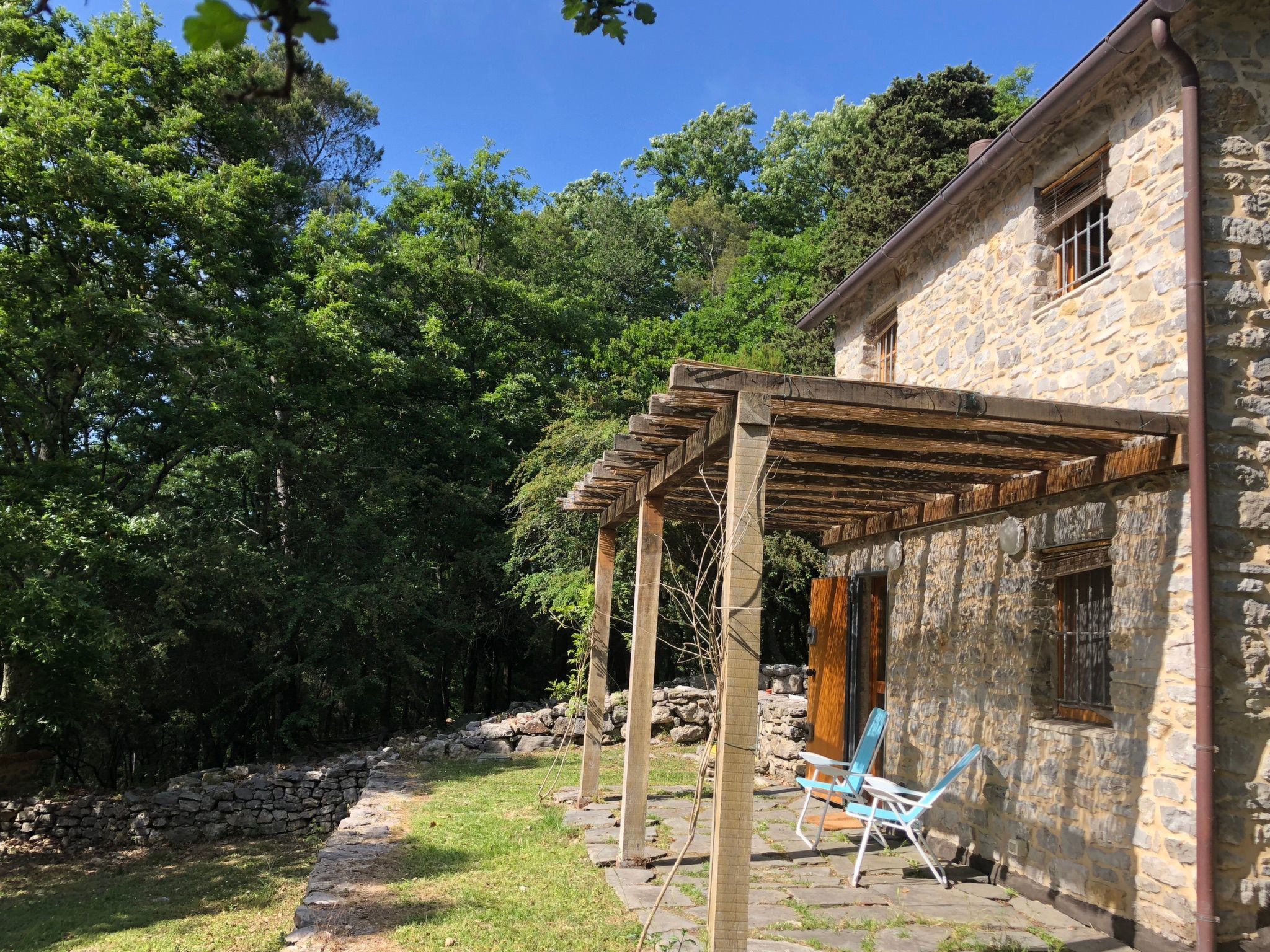 Zypressen, ein Haus im Wald an der ligurischen Riviera - Buiten