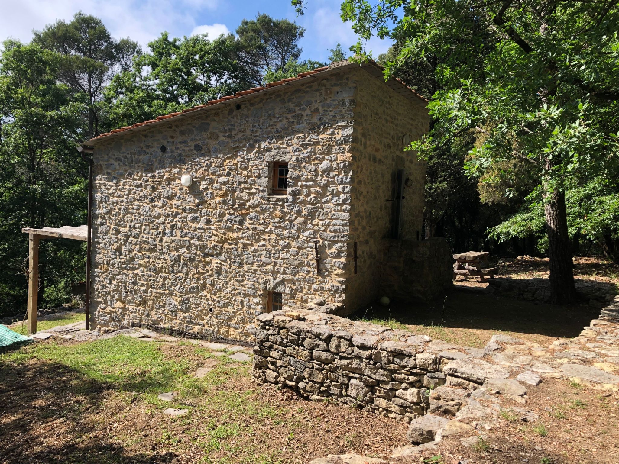 Zypressen, ein Haus im Wald an der ligurischen Riviera - Buiten