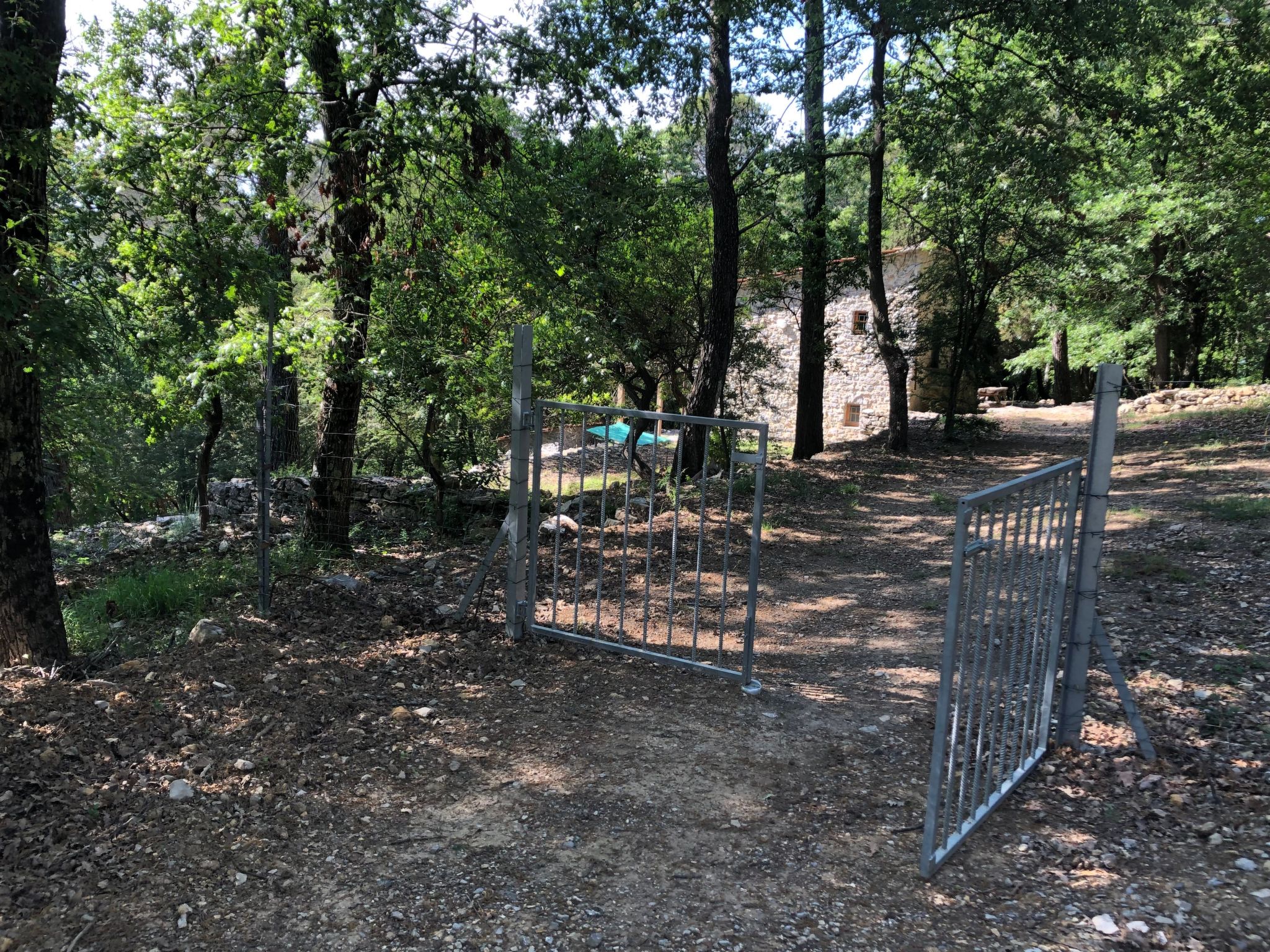Zypressen, ein Haus im Wald an der ligurischen Riviera - Buiten
