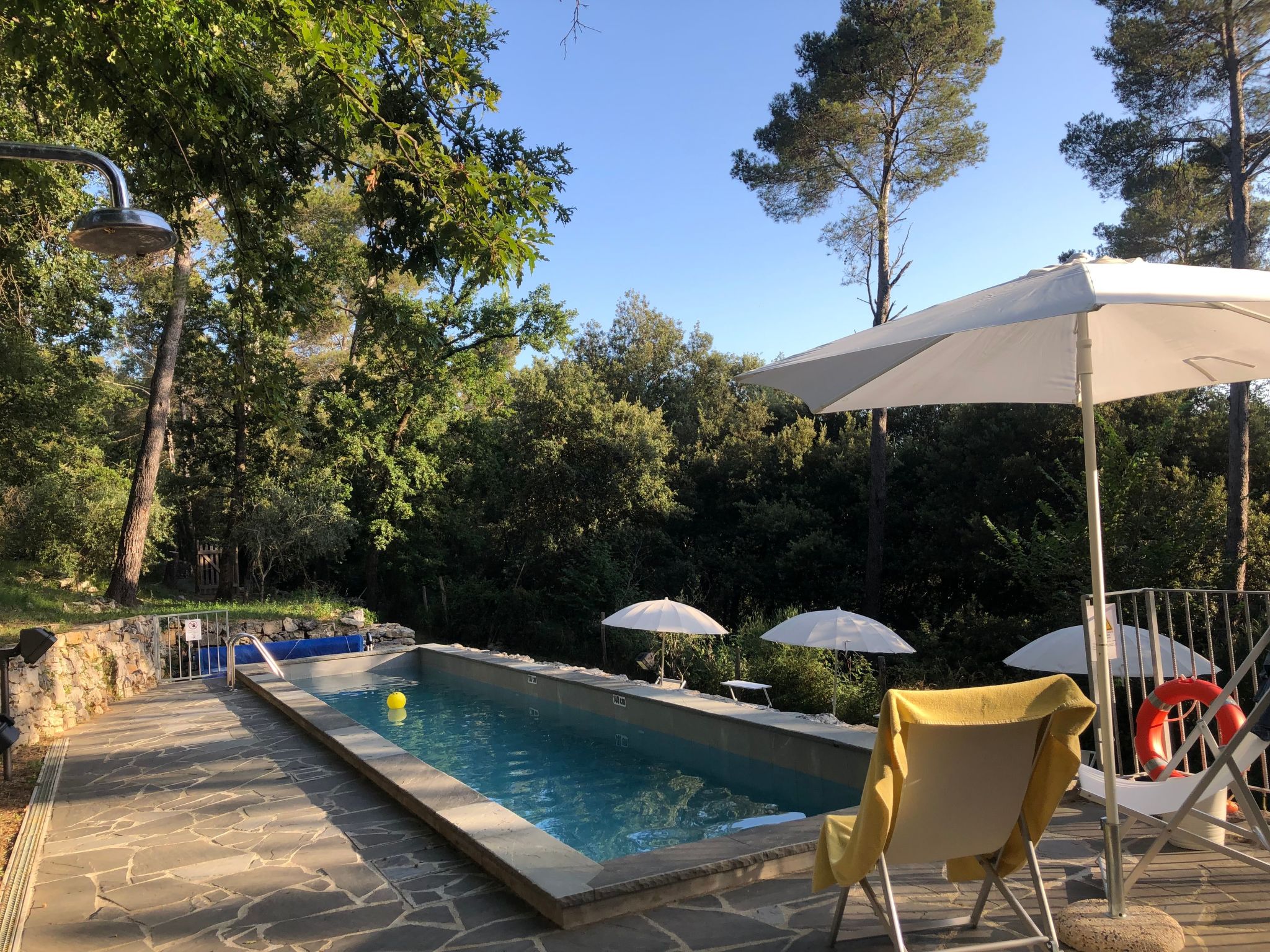 Zypressen, ein Haus im Wald an der ligurischen Riviera - Buiten