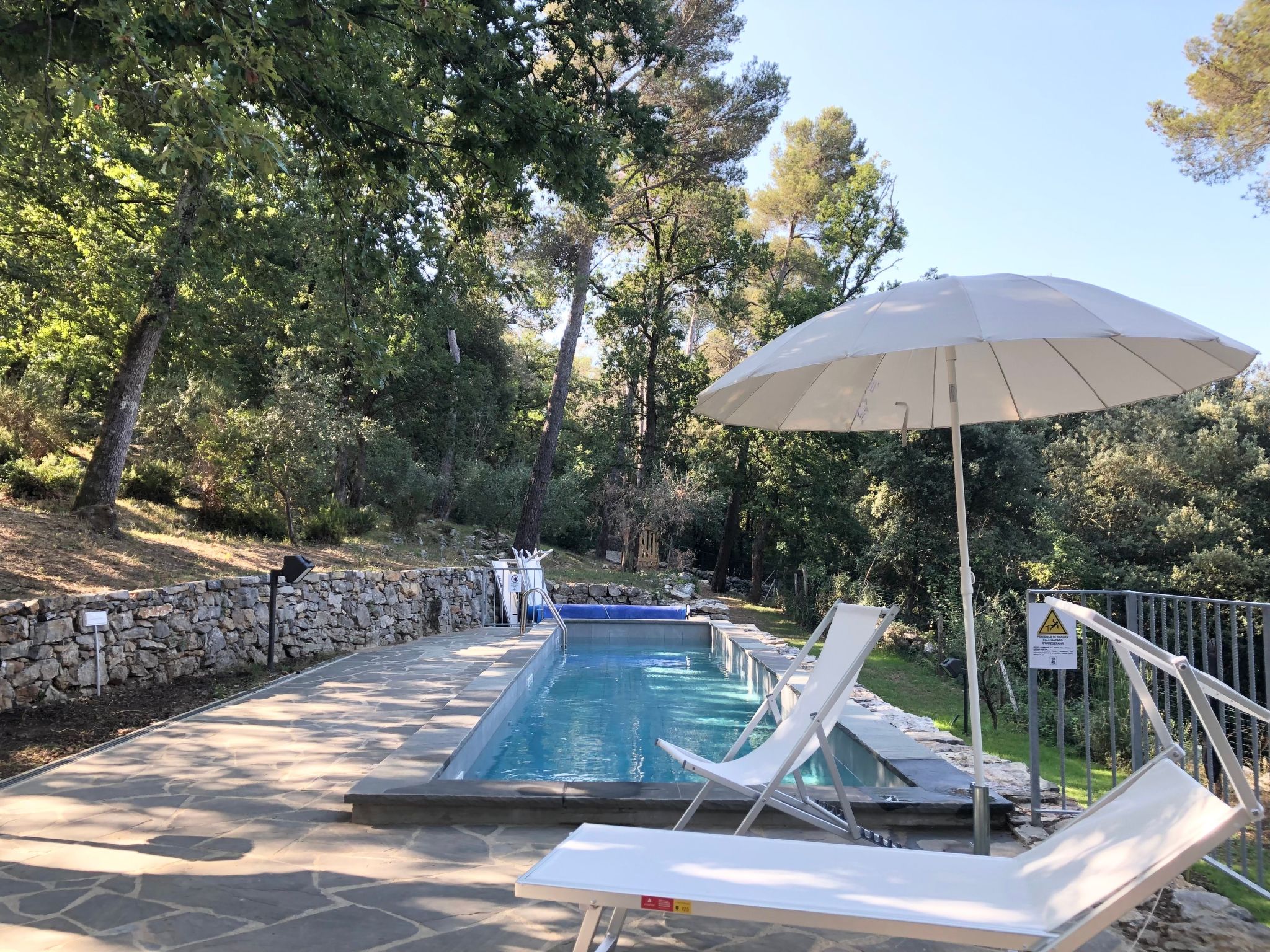 Zypressen, ein Haus im Wald an der ligurischen Riviera - Buiten