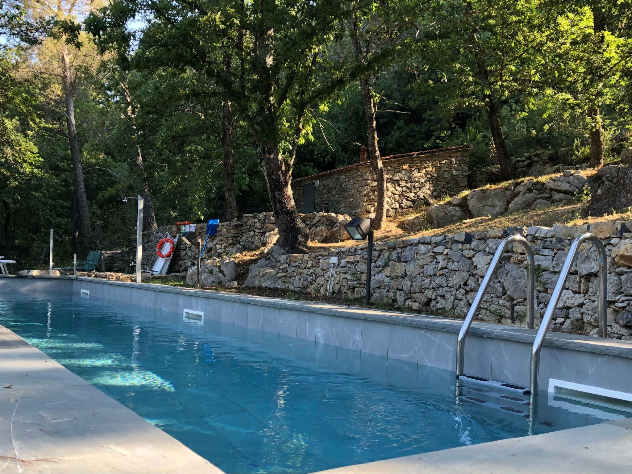 Zypressen, ein Haus im Wald an der ligurischen Riviera - Buiten