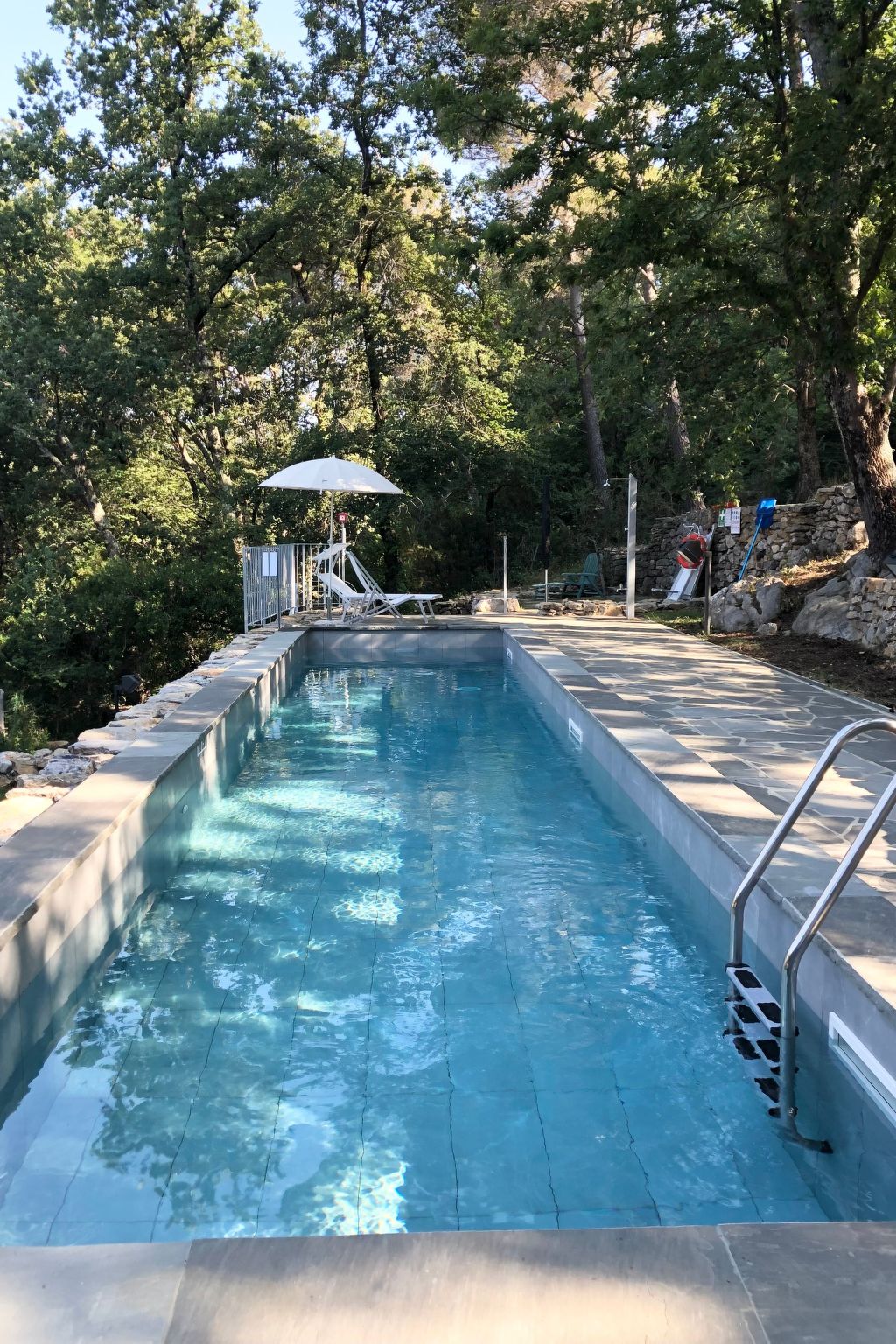 Zypressen, ein Haus im Wald an der ligurischen Riviera - Buiten