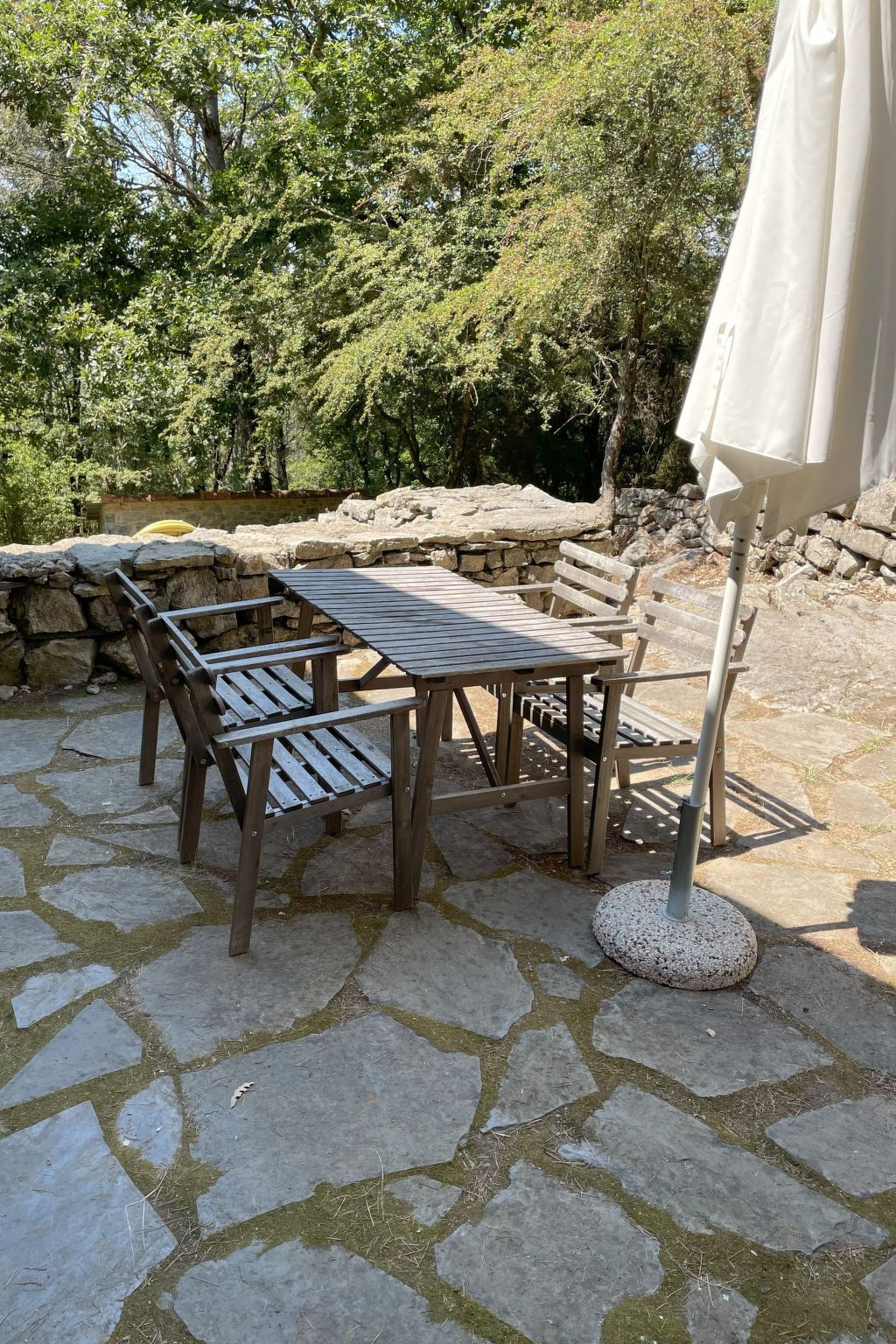 Zypressen, ein Haus im Wald an der ligurischen Riviera - Buiten