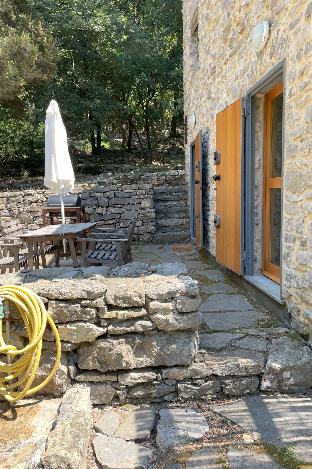 Zypressen, ein Haus im Wald an der ligurischen Riviera - Buiten