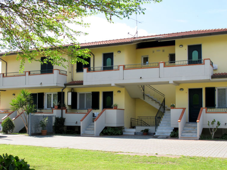 Op 700 m van zee: Comfortabel appartement in Marina di Massa in Marina di Massa
