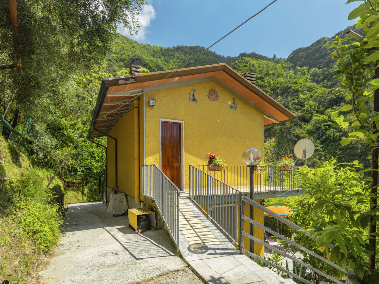 Vakantiehuis met open haard en bergzicht in Montignoso in Montignoso