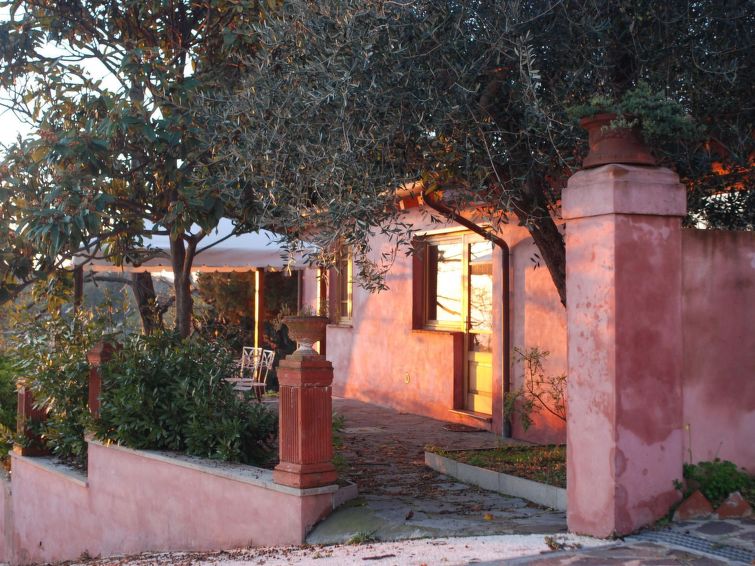 Sfeervol appartement met open haard en bergzicht in Corsanico in Corsanico