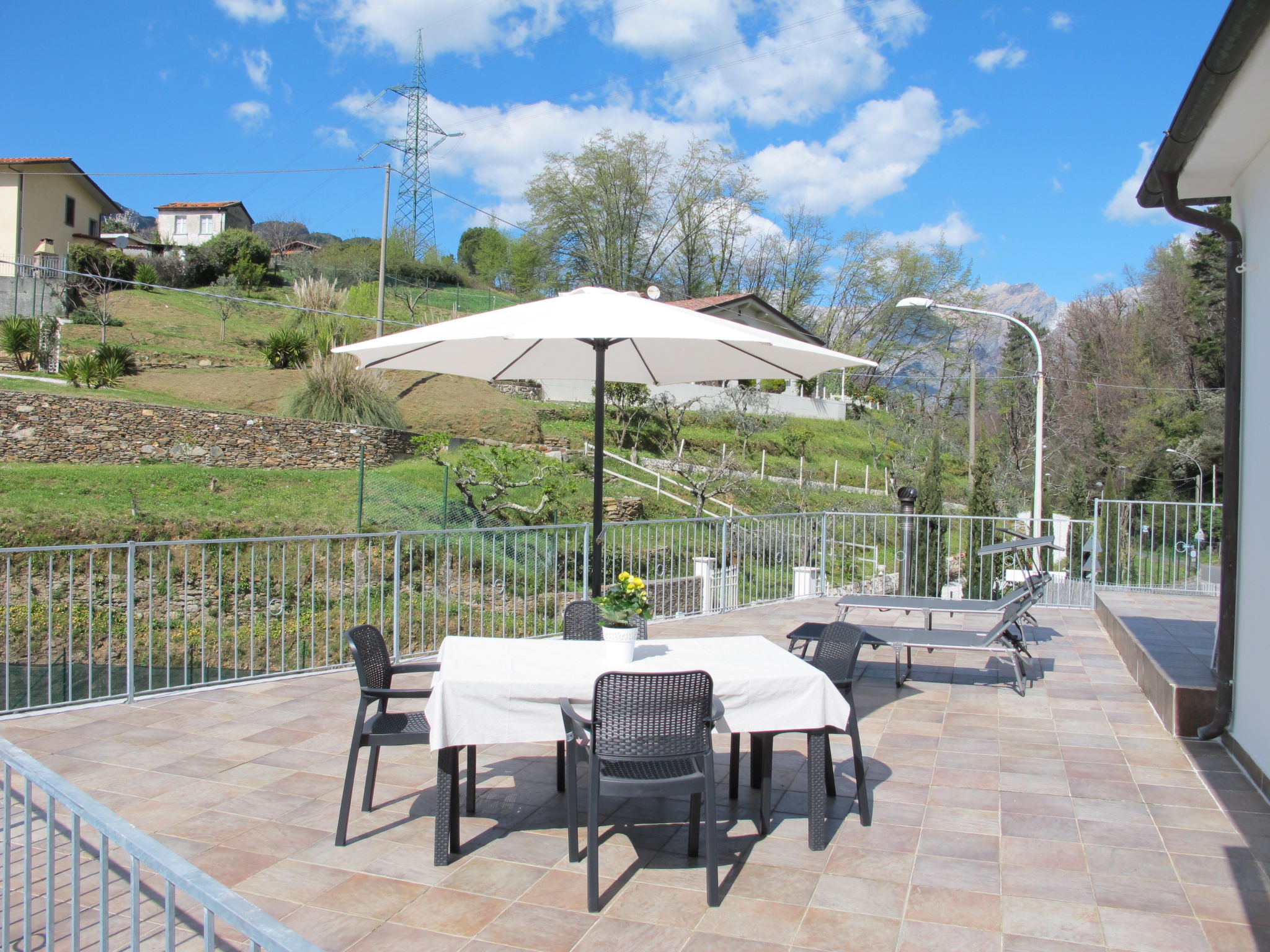 Appartement 2-kamers op de 1e verdieping. Mooi en gezellig ingericht: open woonkamer met TV en Flatscreen TV. 1 2-pers. kamer met ventilator. Open keuken (oven, afwasmachine, 4 kookpitten (vlammen), b..