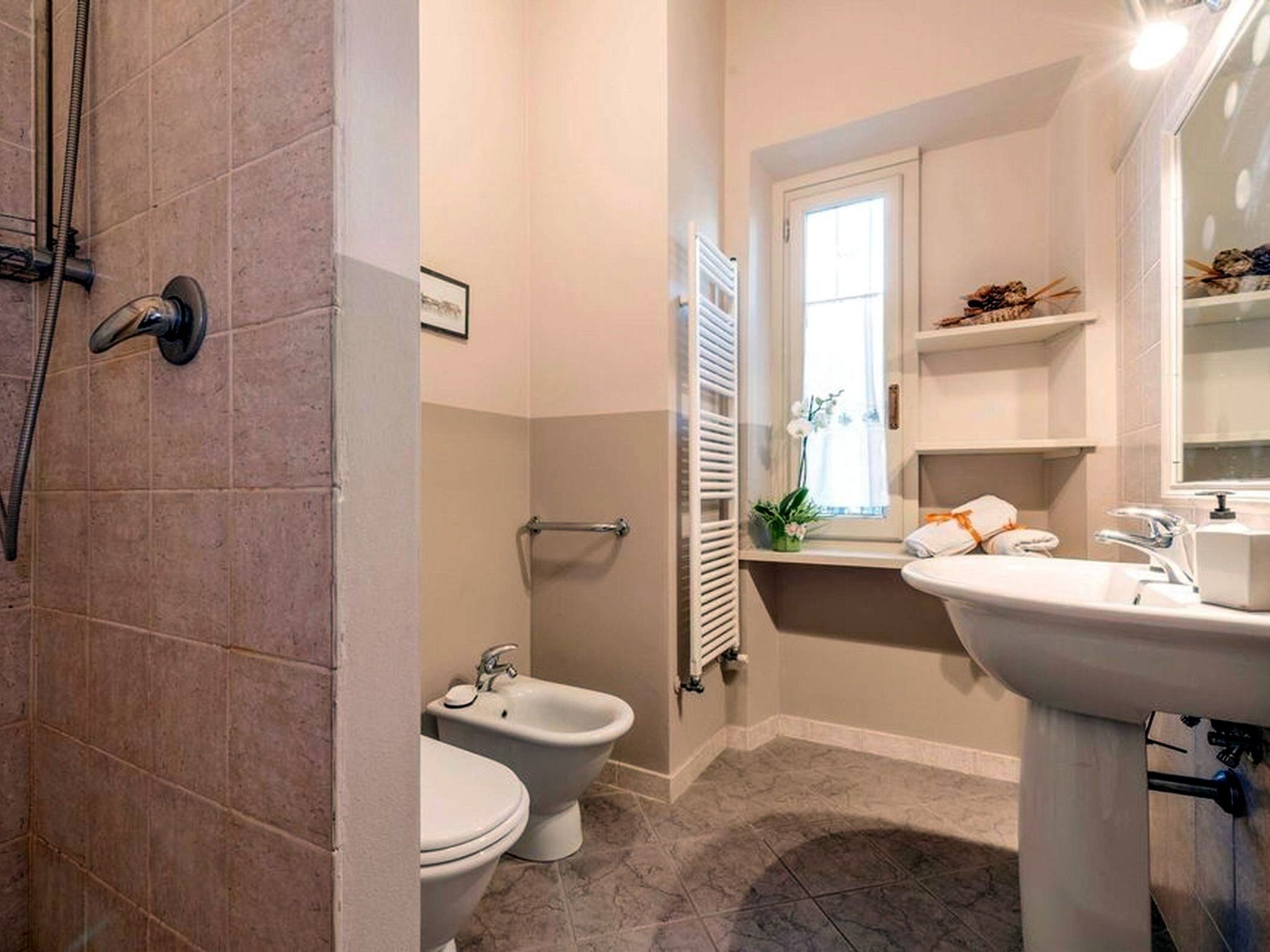 Unterkunft in einer Villa, Schwimmbad und großer Garten-Inside