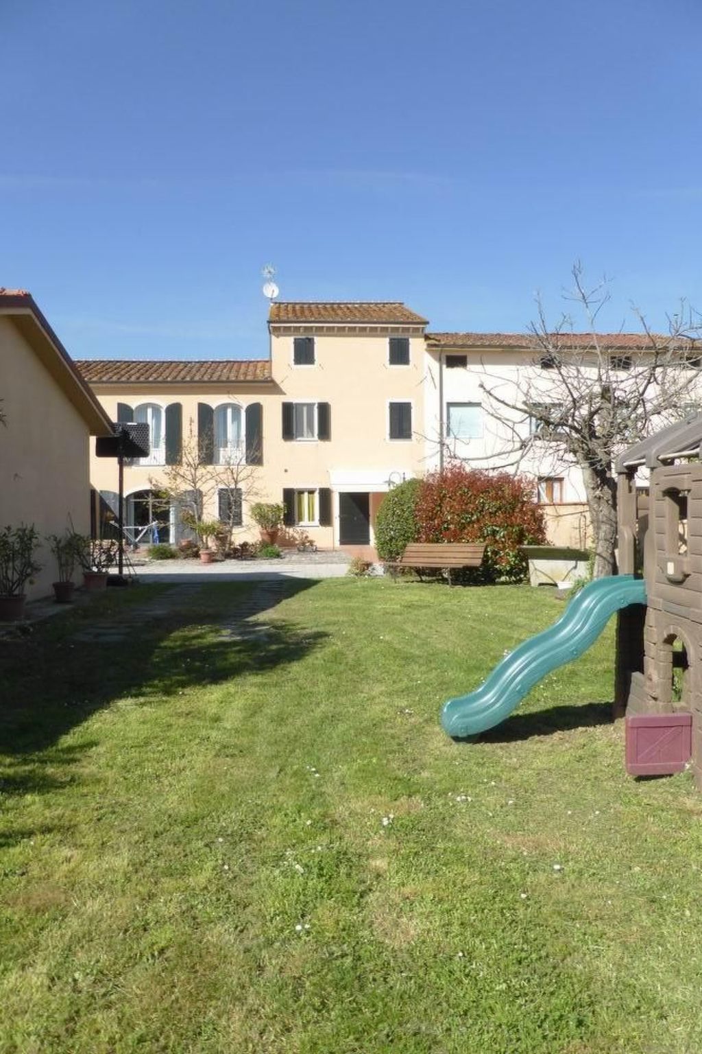 Unterkunft in einer Villa, Schwimmbad und großer Garten