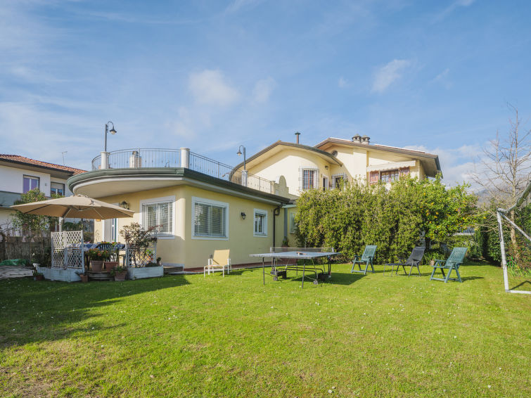 "La casa di Alice", 3-Zimmer-Wohnung 55 m2, im Erdgeschoss. Schön und gemütlich eingerichtet: Wohnzimmer mit Esstisch, TV, Flachbildschirm und Klimaanlage. Ausgang zur Terrasse. 1 Doppelzimmer mit K..