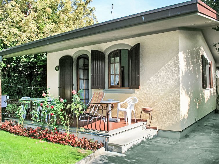 "Dea", 3-Zimmer-Villa 55 m2, im Erdgeschoss. Hell, zweckmässig und komfortabel eingerichtet: offenes Esszimmer mit Digital-TV. Ausgang zur Terrasse. 1 Doppelzimmer mit Klimaanlage. 1 Zimmer mit 1 Bet..