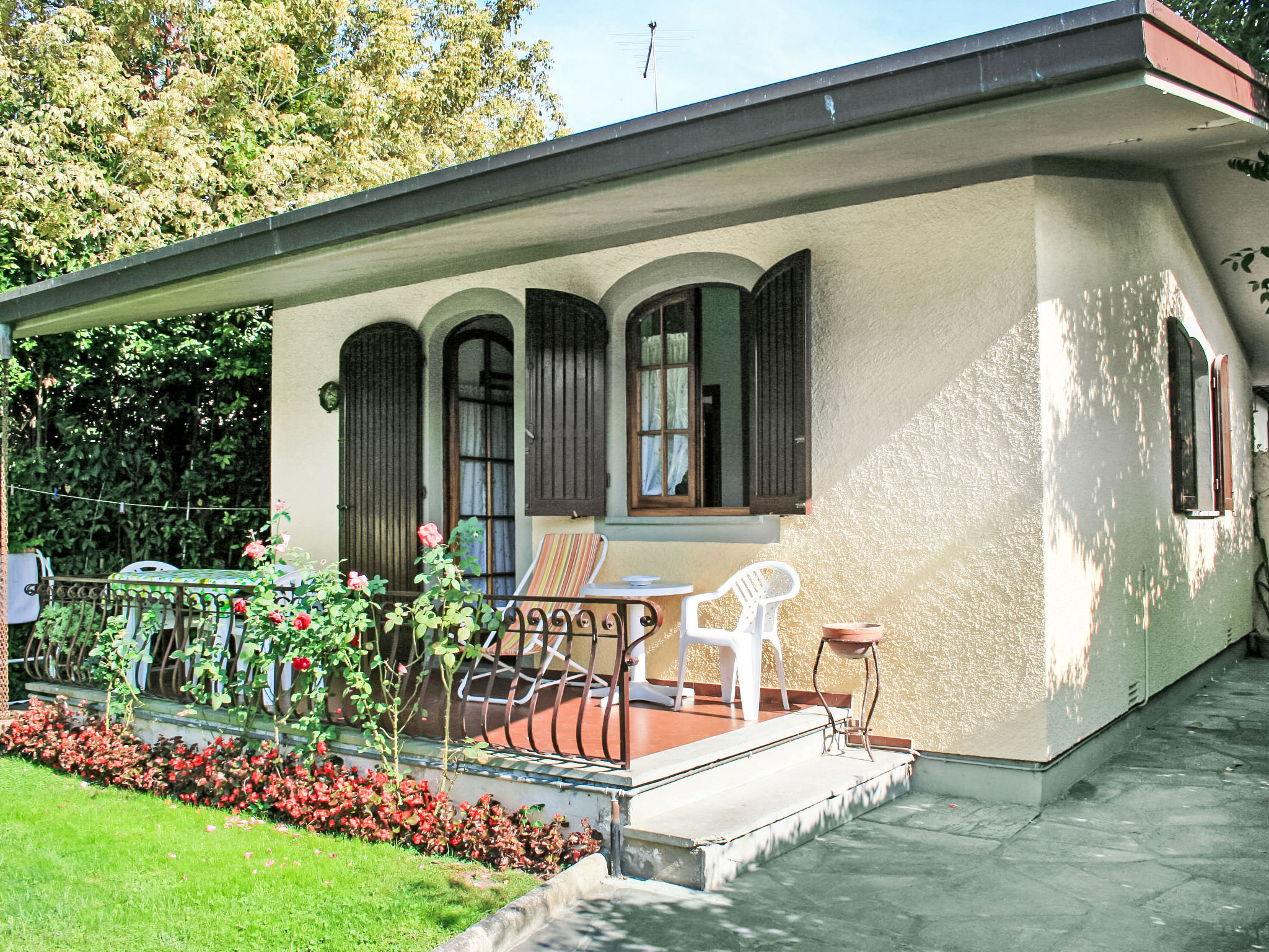 "Dea", 3-Zimmer-Villa 55 m2, im Erdgeschoss. Hell, zweckmässig und komfortabel eingerichtet: offenes Esszimmer mit Digital-TV. Ausgang zur Terrasse. 1 Doppelzimmer mit Klimaanlage. 1 Zimmer mit 1 Bet..