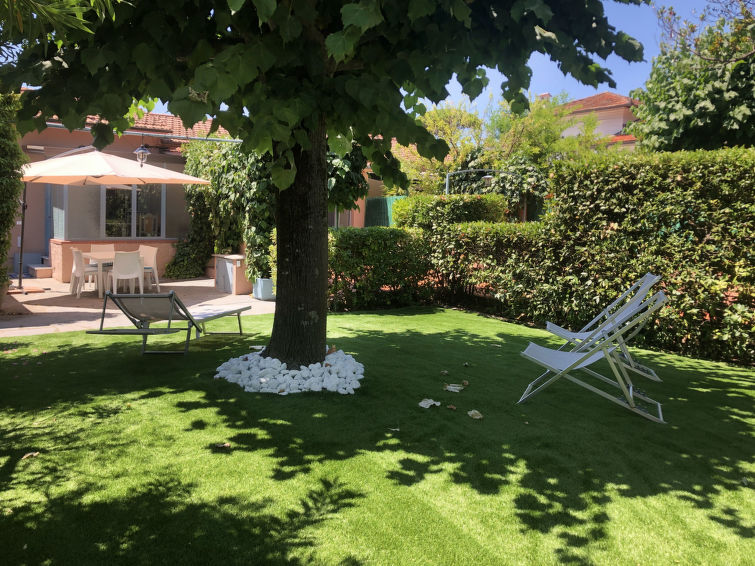 Dicht bij het centrum: Vrijstaand vakantiehuis in Forte dei Marmi in Forte dei Marmi