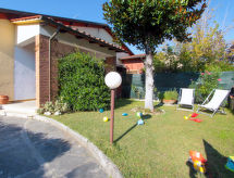 Villa Patrizia: Vrijstaand genieten op 800 meter van zee in Forte dei Marmi - thumbnail 2