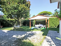 Vrijstaande villa op 550 meter van zee met omheinde tuin in Forte dei Marmi - thumbnail 3