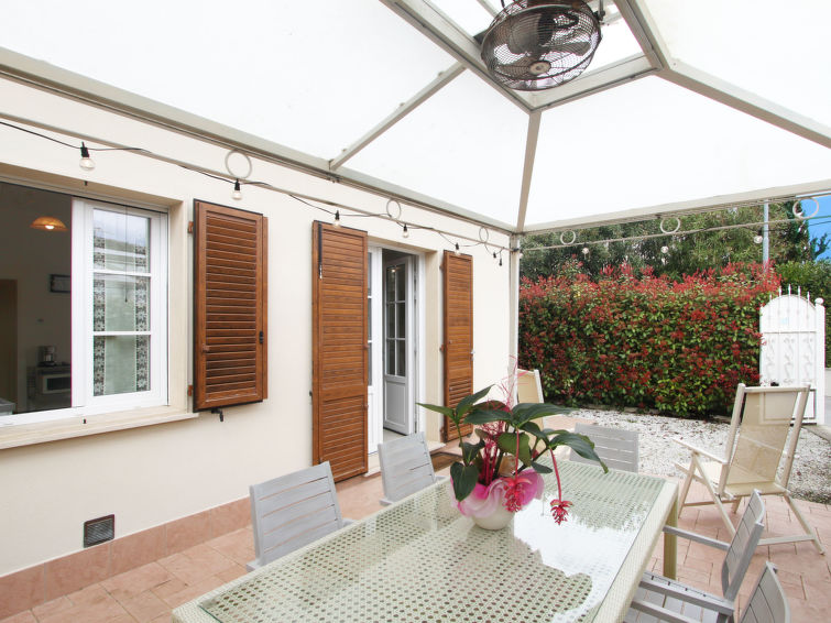 Vrijstaand vakantiehuis Villa Gabriele in het centrum van Forte dei Marmi in Forte dei Marmi