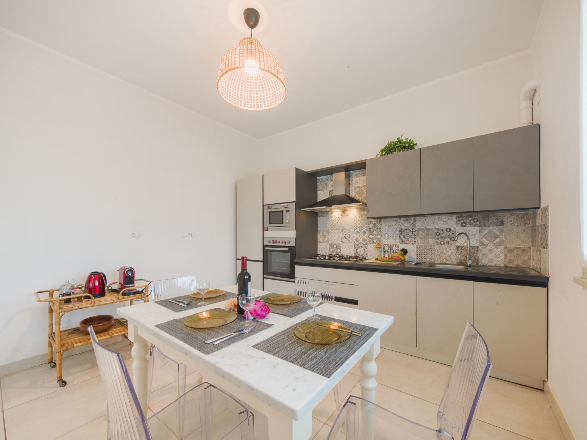 White Home-Drinnen