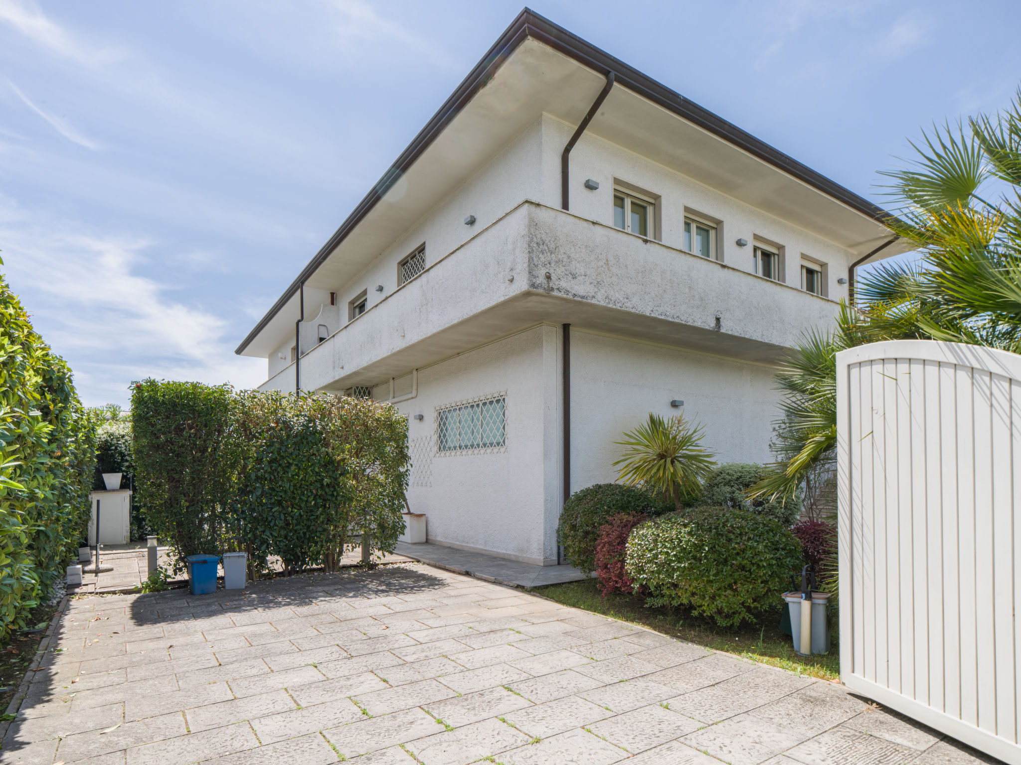 White Home-Draußen