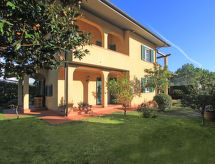 Vrijstaande villa met omheinde tuin op 1,4 km van het strand van Forte dei Marmi - thumbnail 2