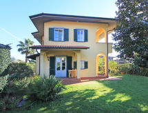 Vrijstaande villa met omheinde tuin op 1,4 km van het strand van Forte dei Marmi - thumbnail 1