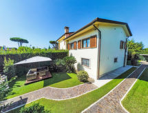 Villa Stefano: moderne villa met tuin dichtbij strand en golfbaan in Forte dei Marmi - thumbnail 1