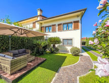 Villa Stefano: moderne villa met tuin dichtbij strand en golfbaan in Forte dei Marmi - thumbnail 2