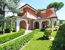 Villa Marcella: luxe vrijstaande villa op 650m van zee in Forte dei Marmi - thumbnail 1